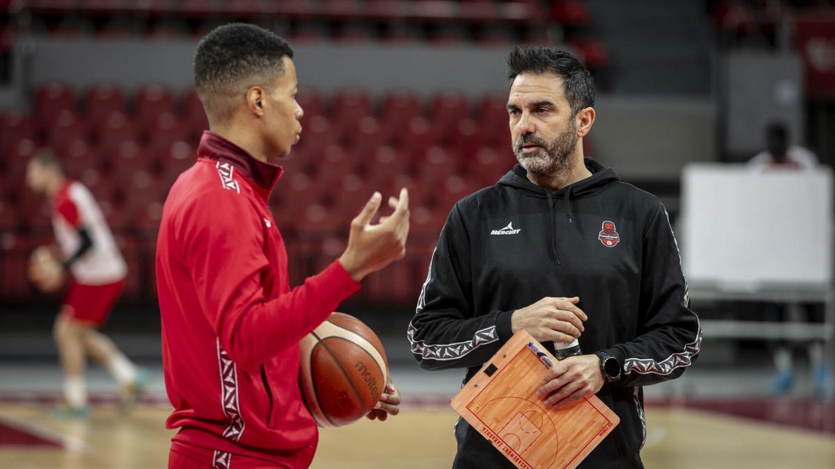 Bell-Haynes habla con Jesús Ramirez durante un entrenamiento del Casademont Zaragoza.