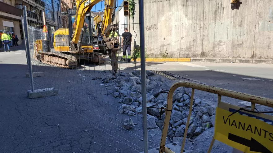Una piconadora a la rampa per on fins ara sortien els autobusos a l'estació de Manresa