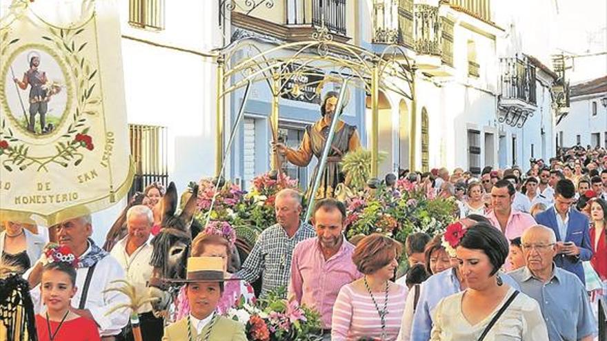 Multitudinaria y colorida procesión de san Isidro por las calles del pueblo