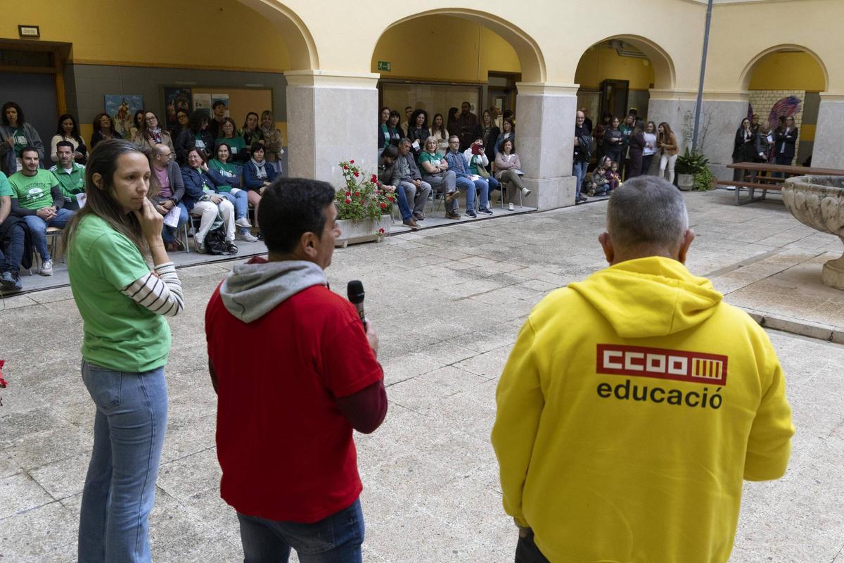 Participantes en el cierre en el IES Josep de Ribera de Xàtiva ante la huelga indefinida en educación.
