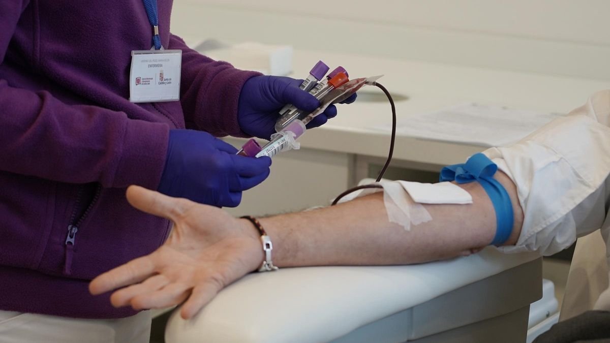 Una persona dona sangre.