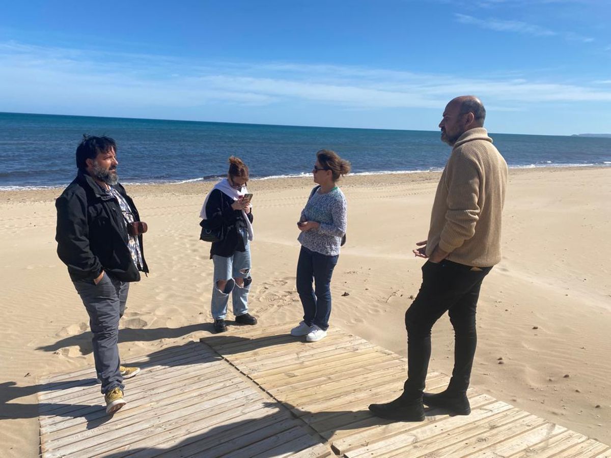 Los localizadores en la playa de Oliva.