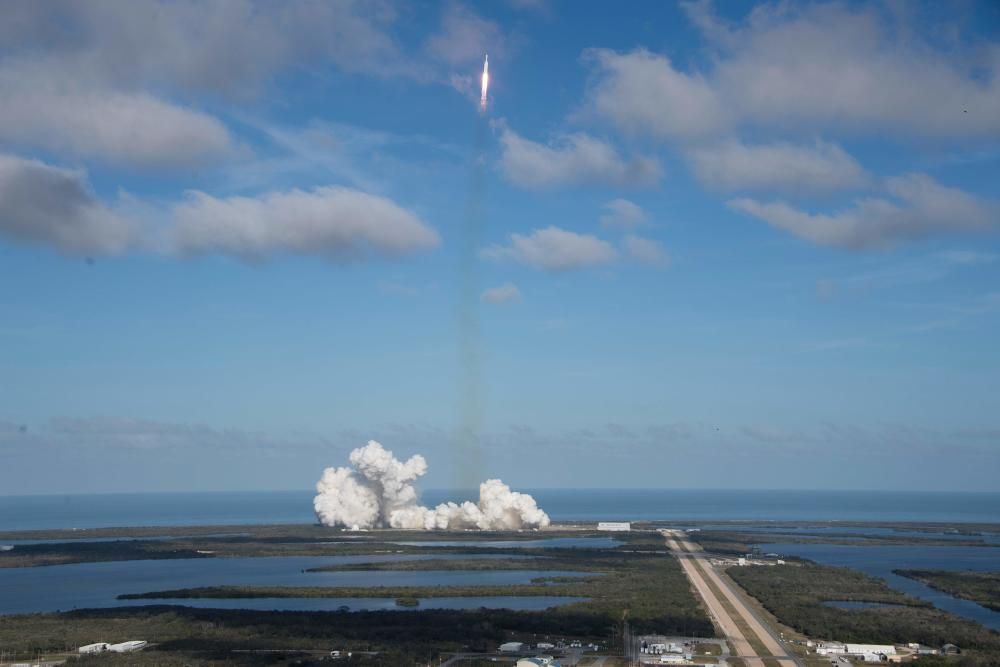 SpaceX lanza el cohete más poderoso del mundo rumbo a Marte