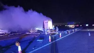 Cortada otra vez la AP-7, a la altura de L'Aldea, por un accidente con tres camiones implicados