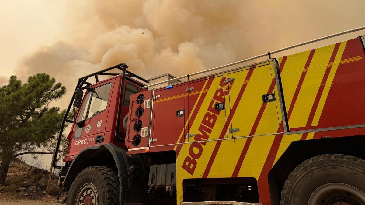 Efectivos de Bomberos en el incendio de la Vall d'Uixó (Castellón).