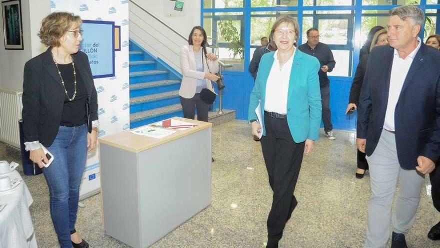 La conselleira Rosa Quintana en una visita reciente al edificio Mexillón de Galicia, en Vilagarcía. // I. Abella