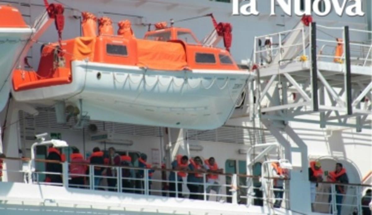 Un grup de passatgers del creuer incendiat de Pullmantur. Un grup de passatgers del creuer incendiat de Pullmantur.