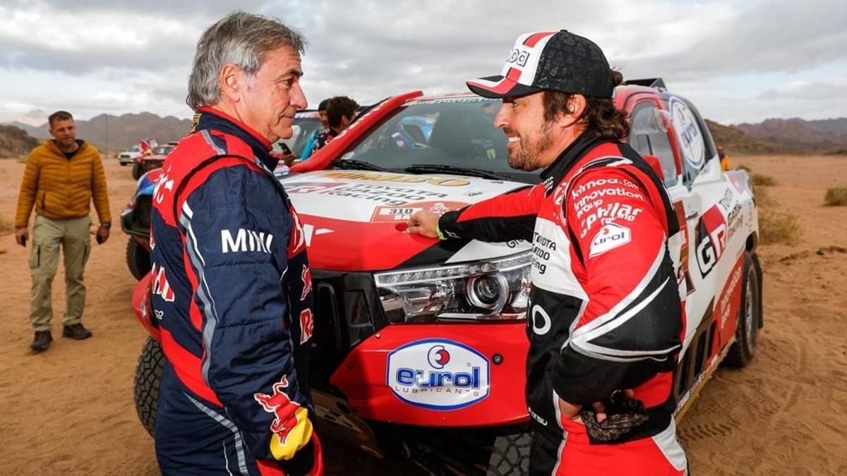 Carlos Sainz (Mini) y Fernando Alonso (Toyota), grandes amigos, conversan tras la etapa de ayer en Arabia Saudí.