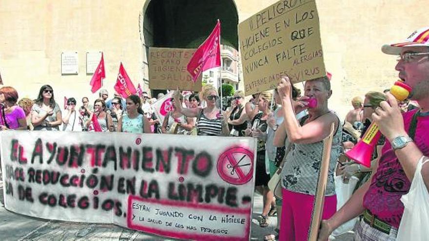 Protesta contra el recorte en la limpieza escolar