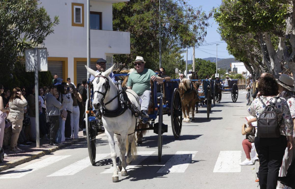 Desfile de carros por el pueblo.