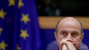 EPA8313. BRUSELAS (BÉLGICA), 01/04/2019.- El vicepresidente del Banco Central Europeo (BCE), Luis de Guindos, comparece ante la comisión de Economía del Parlamento Europeo para presentar el informe anual del BCE correspondiente al año 2018, este lunes en Bruselas (Bélgica). EFE/ Stephanie Lecocq