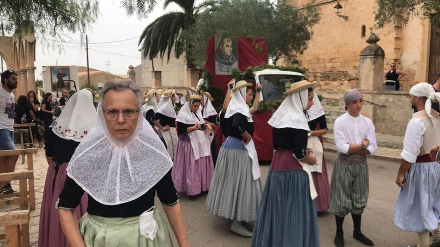 Carrozas y música en honor a Juníper Serra en Petra