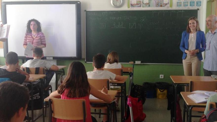 Alumnos del colegio nuestra señora de Belén de Murcia atienden a las explicaciones antes del examen.