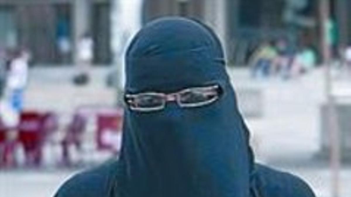 Una mujer con niqab en BCN.