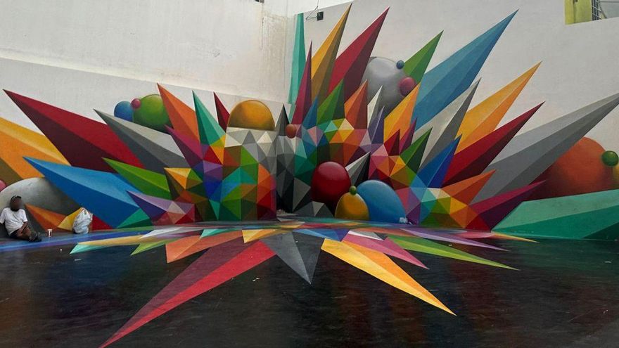 Un hombre sentado en la obra de Okuda en Sant Antoni. / X.P.
