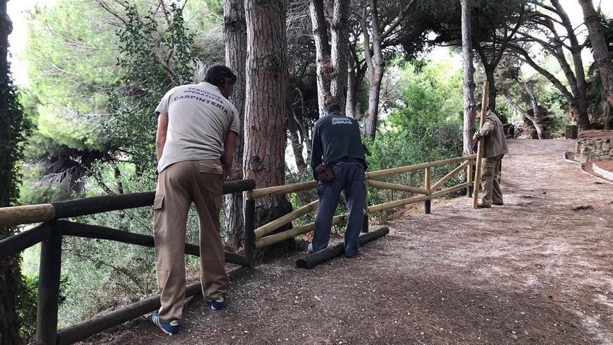 Operarios cambian una de las barandillas de Pecho de Las Cuevas.