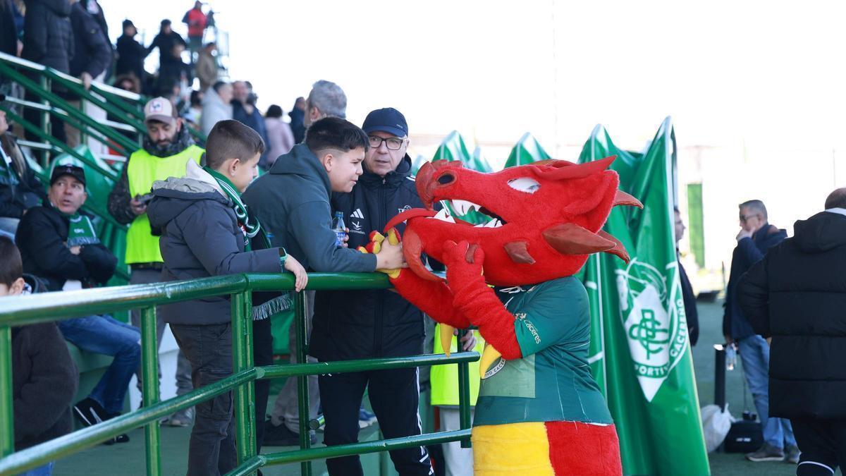Dragoncito, con jóvenes aficionados del Cacereño en el Príncipe Felipe.