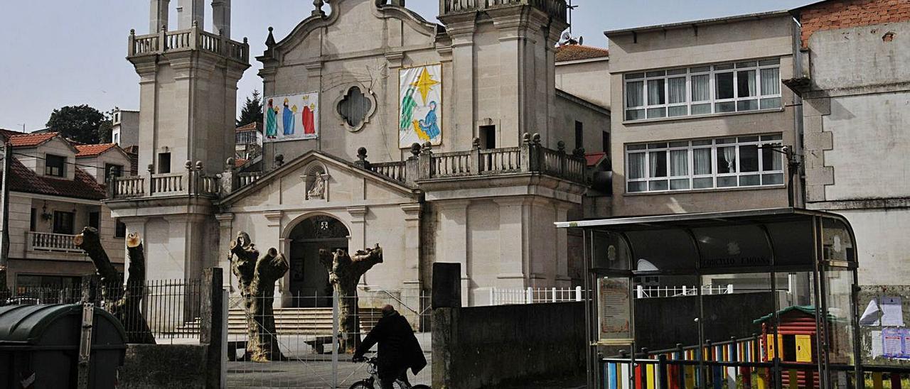 La iglesia de O Carme, en el centro de Moaña, luce todavía su decoración navideña. Es un gran contraste con los buenos días que estamos viviendo en este comienzo del mes de marzo y que incluso llevan a muchos vecinos a la playa. No se puede negar que los moañeses tengan un gran y largo espíritu navideño.