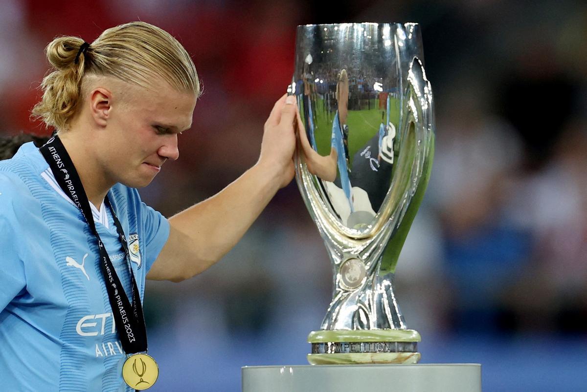 Haaland toca el trofeo de la Supercopa de Europa, el último trofeo ganado por el City en agosto.