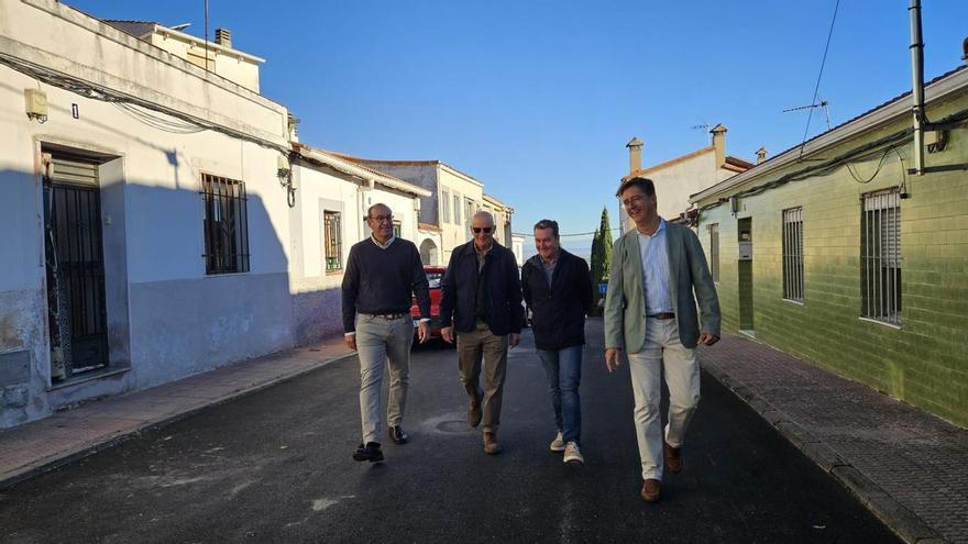 San Marquino estrena 1.000 metros cuadrados de asfalto en tres calles de Cáceres y prepara la renova ...