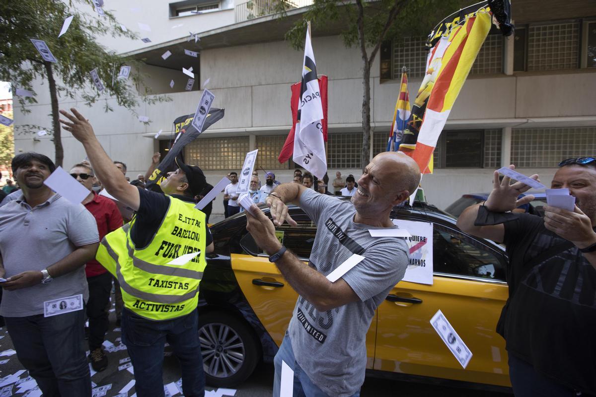 El taxi de Barcelona acusa Uber, Cabify i Bolt de crear un càrtel per pactar preus en els VTC