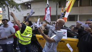 Lanzamiento de billetes, ante la sede de la CNMC en Barcelona, el año pasado