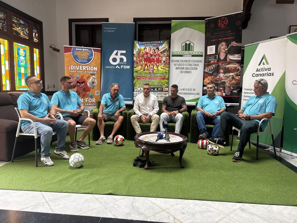 Vitolo y su padre Víctor Machín, junto a Víctor Afonso, Tino Déniz y Juan Germán, durante la presentación del 12º Campus Vitolo Grupo FSM.