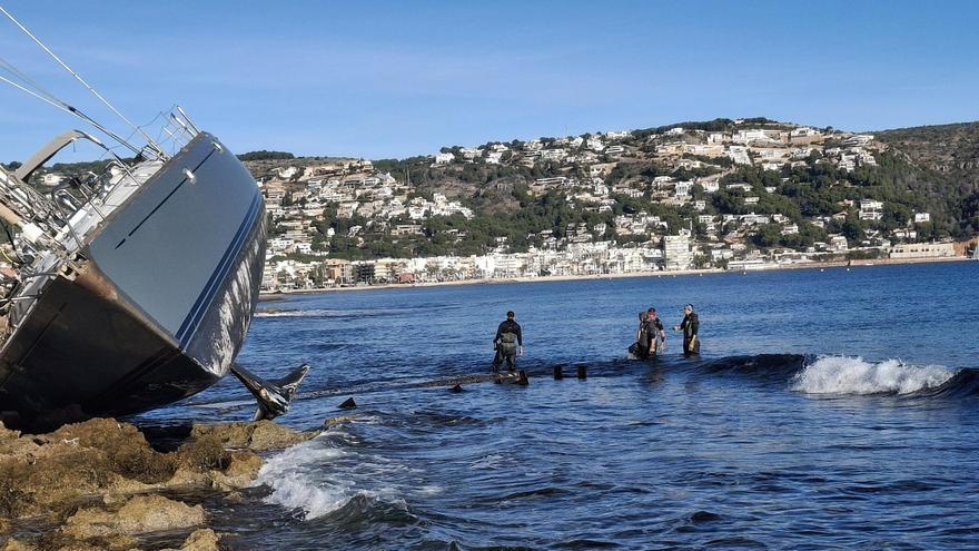 Comienzan los trabajos para reflotar el gran velero que lleva 110 días encallado en Xàbia