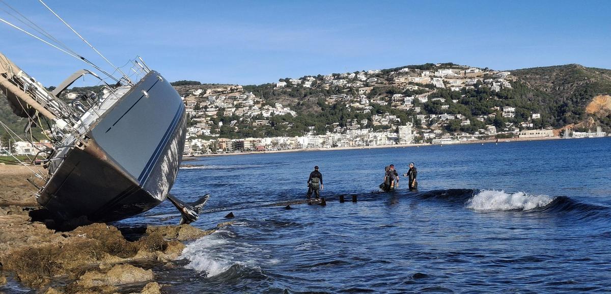 Los operarios colocan pivotes para poner sobre ellos los raíles de acero