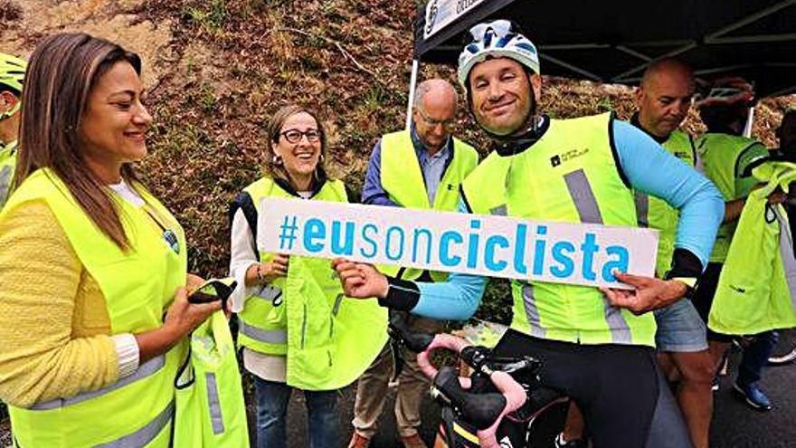 Ethel Vázquez y responsables de la Federación Galega de Ciclismo, ayer, en el reparto de chalecos en Noia.