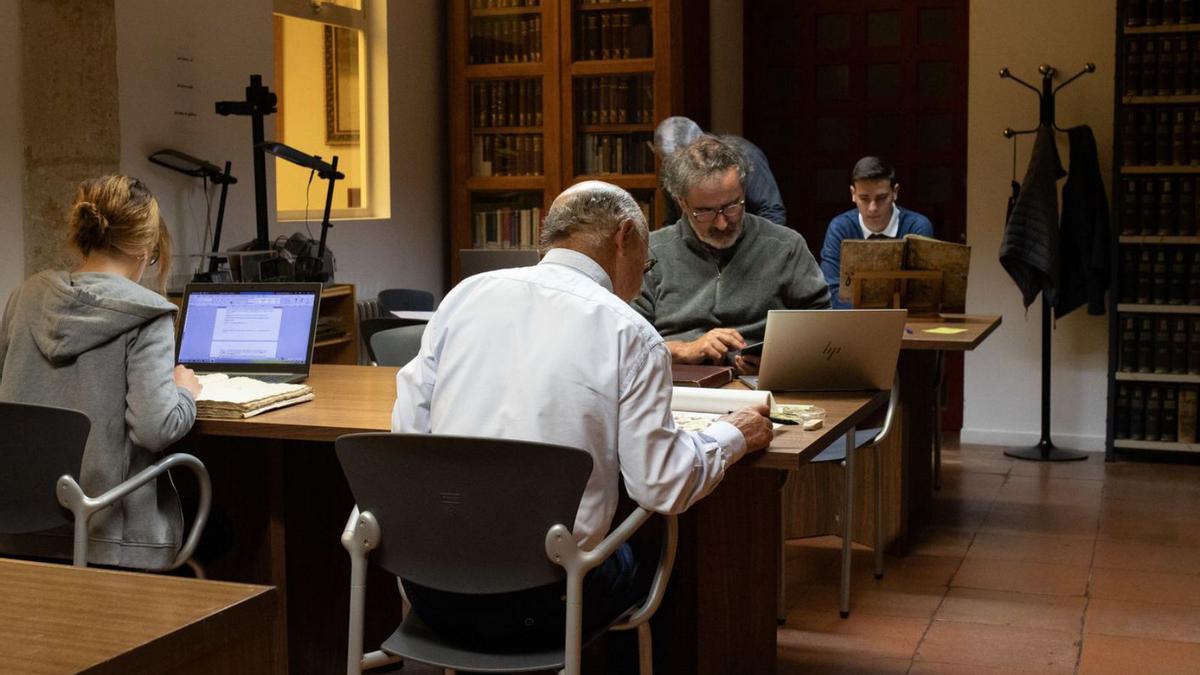 Investigadores en la sala del Archivo Diocesano de Zamora. | Ana Burrieza