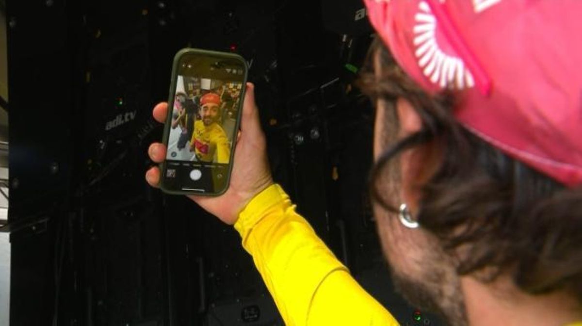 Un 'selfie' con el jersey amarillo