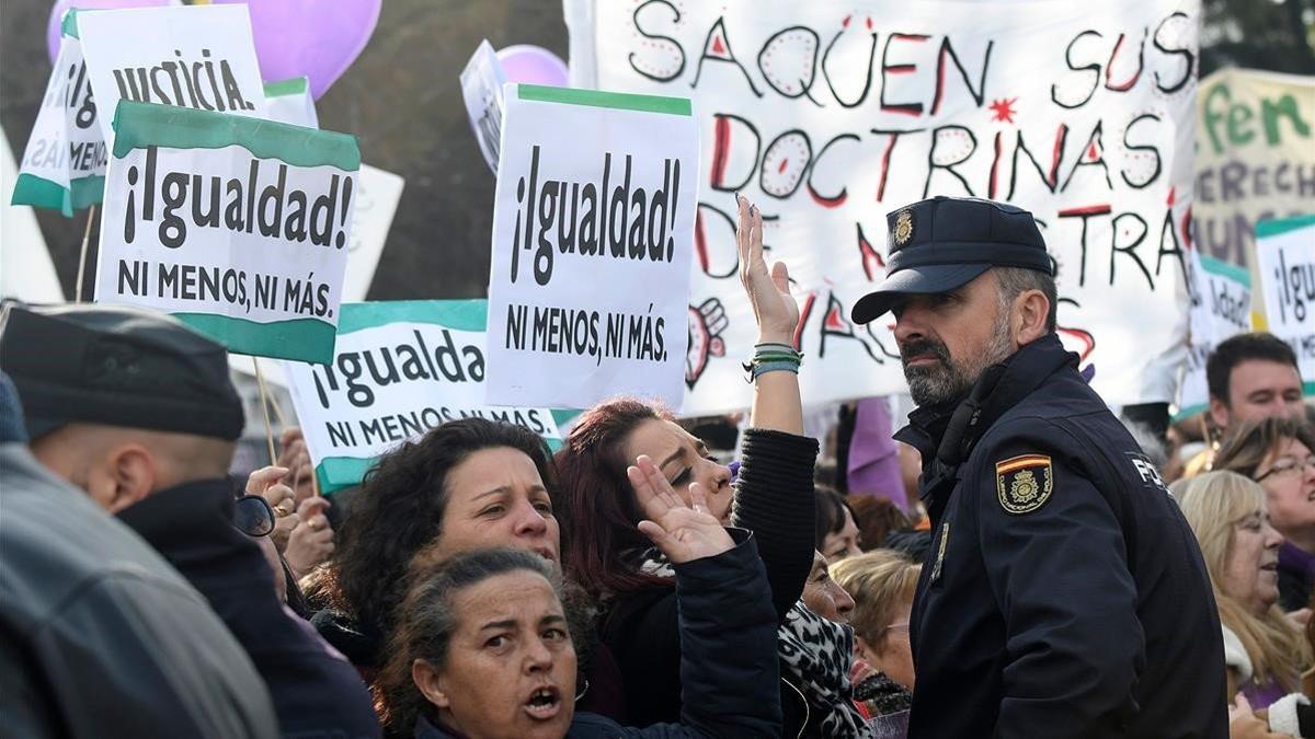 Mujeres protestan por la presencia de Vox en el Parlamento andaluz.