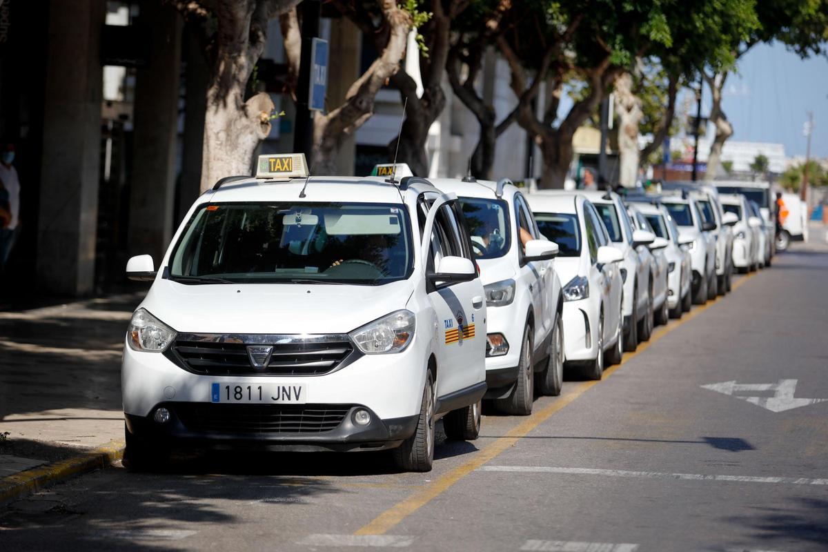 Taxis en la parada de la avenida Bartomeu Rosselló, en una imagen de archivo.