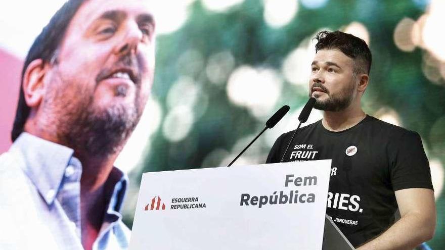 El diputado Gabriel Rufián lee la carta de Oriol Junqueras en la apertura de la conferencia nacional. // Efe