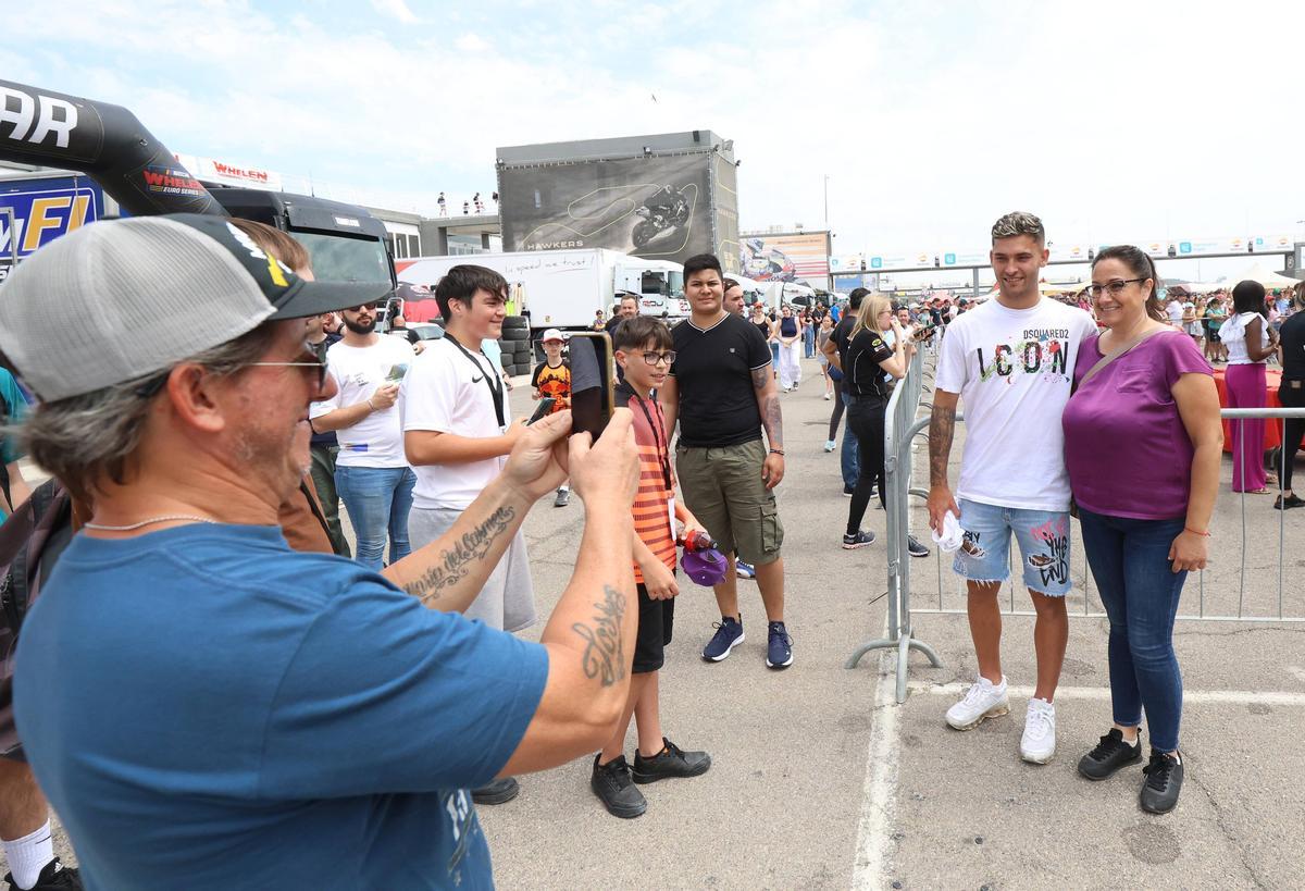 Los aficionados disfrutaron del motor, y de la presencia del jugador del Valencia CF Hugo Duro en el paddock