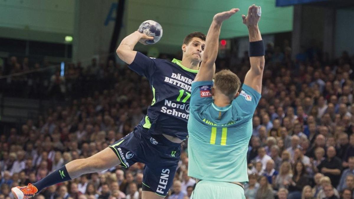 Petar Djordjic trata de superar a Lasse Andersson en la primera vuelta en la pista del Flensburg