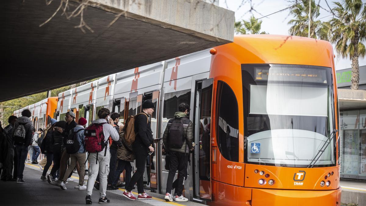 Un grupo de jóvenes sube al TRAM en la parada de la Universidad de Alicante.