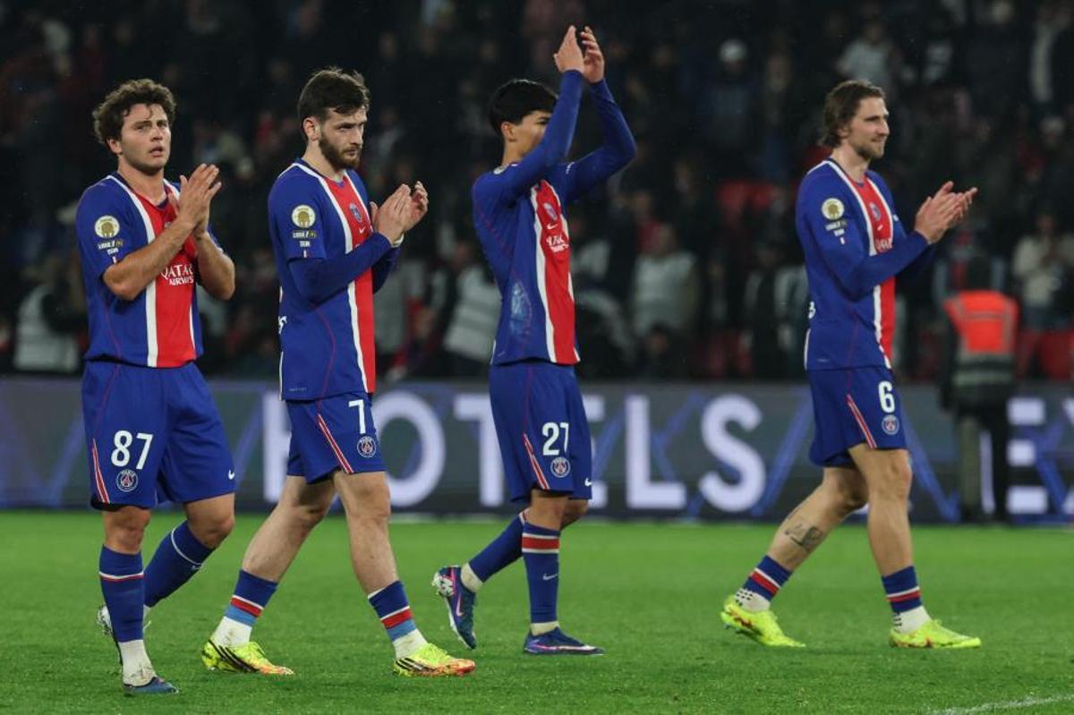 Los jugadores del PSG agradecen a sus aficionados después de una victoria en la Ligue 1