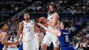 Sergio Llull, en una jugada del Madrid-Barça correspondiente al primer partido de la semifinal de la Liga ACB.