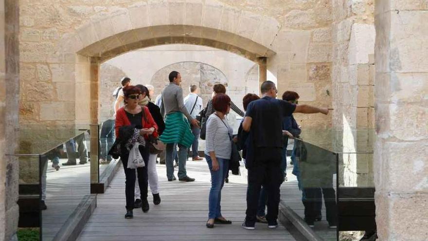 Varios turistas visitan el Castillo de Zamora.