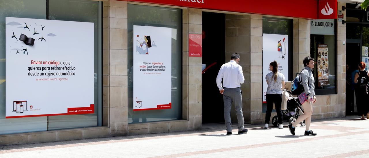 Una sucursal del Banco Santander en Gijón.