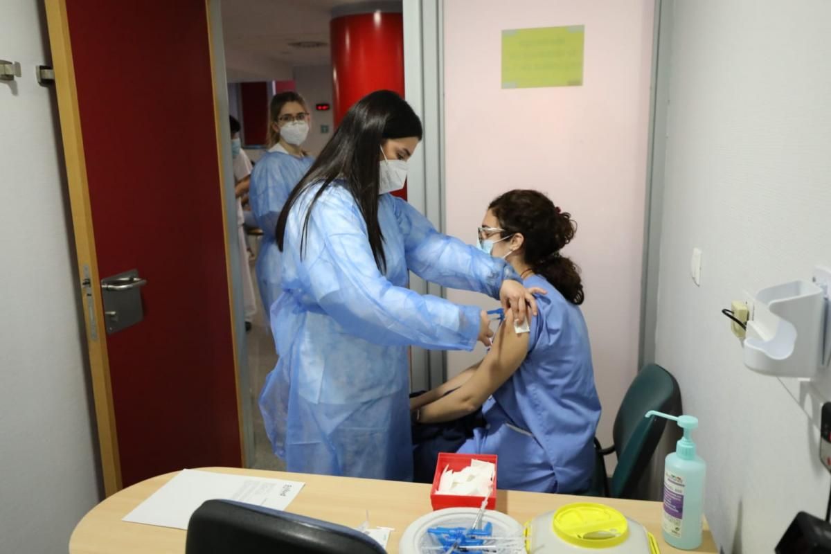Administración de la vacuna contra el coronavirus a sanitarios del Hospital Miguel Servet