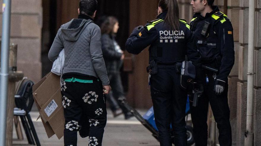 Presència policial a la plaça de la Vila de Madrid, a principis de mes. | ZOWY VOETEN