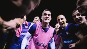 Los jugadores del Fans United celebran la victoria