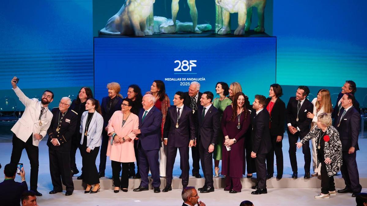 Foto de familia de los premiados en la gala del Día de Andalucía.