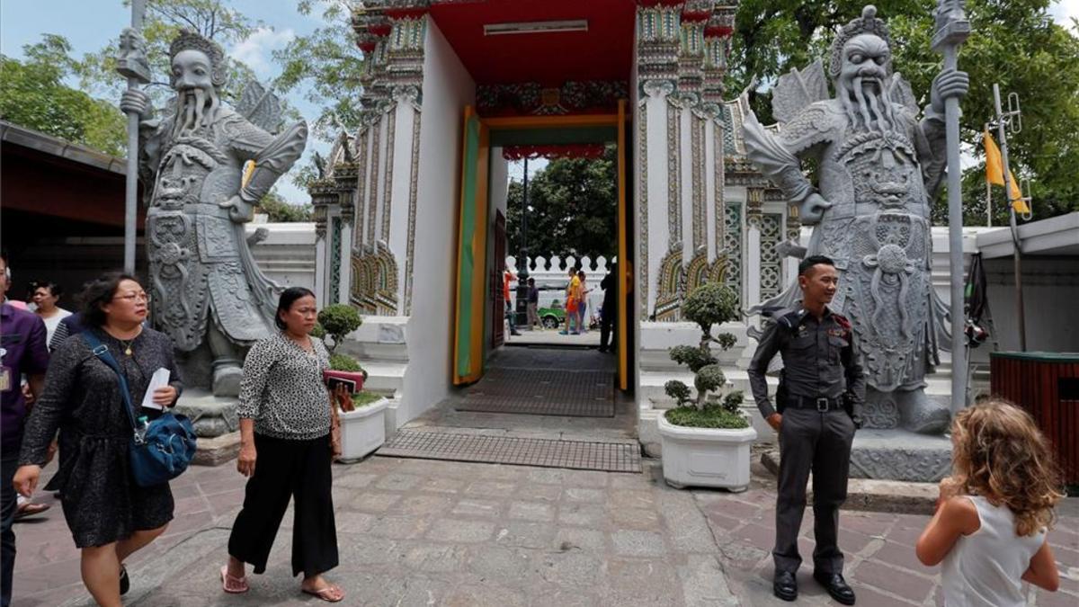 Soldados vigilan un templo de Bangkok, Tailandia.