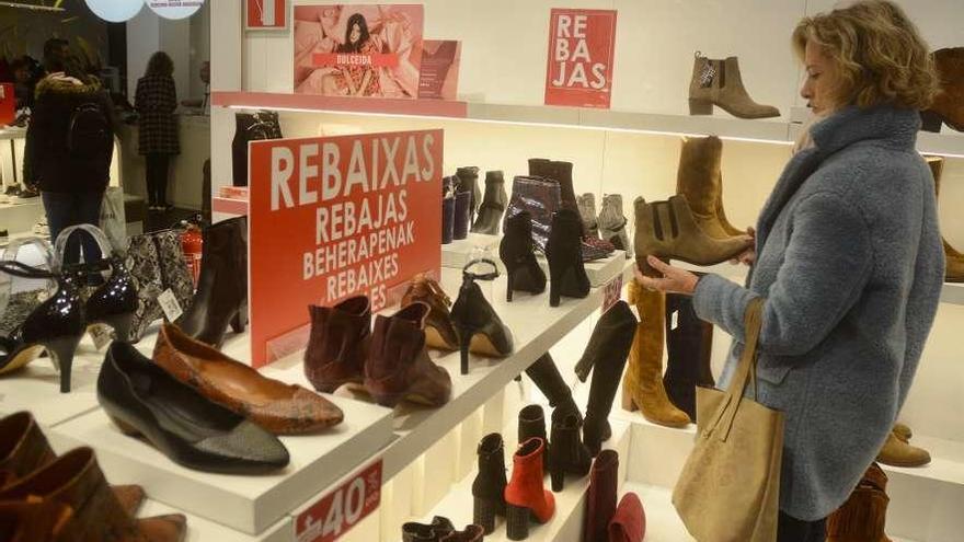 Interior de una tienda en el centro de Pontevedra. // Rafa Vázquez