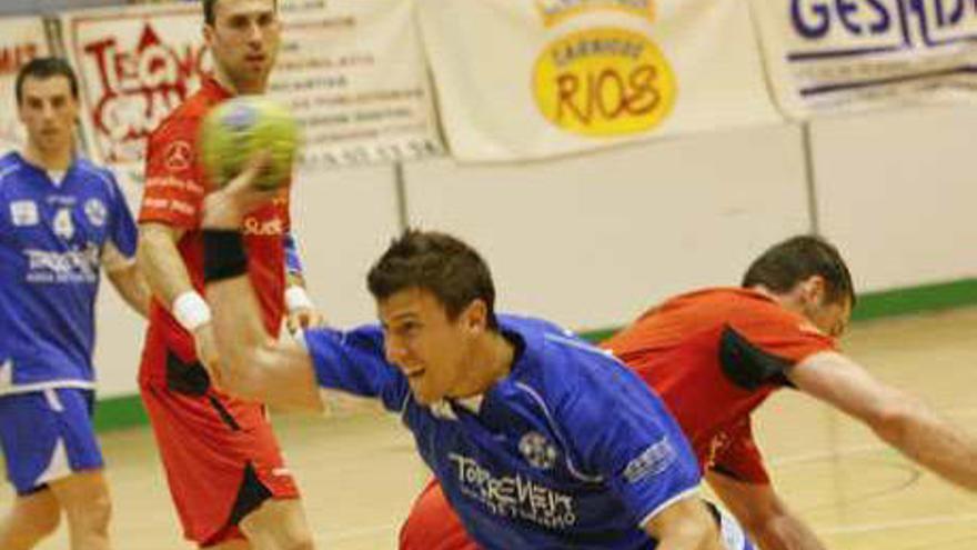 Imagen del partido de ayer disputado en Torrevieja.
