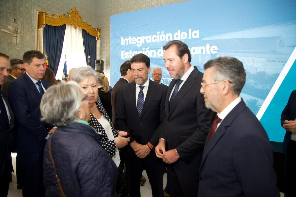 Representantes vecinales con el ministro Óscar Puente y el alcalde Luis Barcala